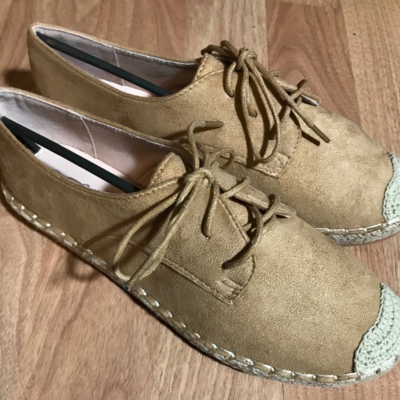 Tan Expo Oxford Shoes brand new in box! Small spot - Picture 3 of 6